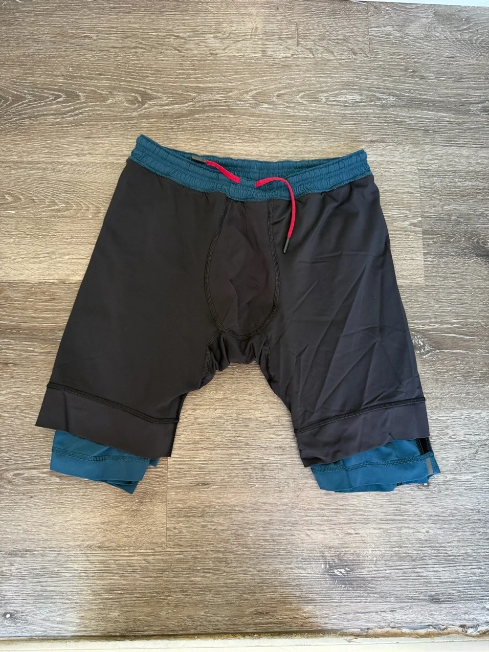 lululemon athletica Men's Athletic Shorts in Teal with Tan Stripe